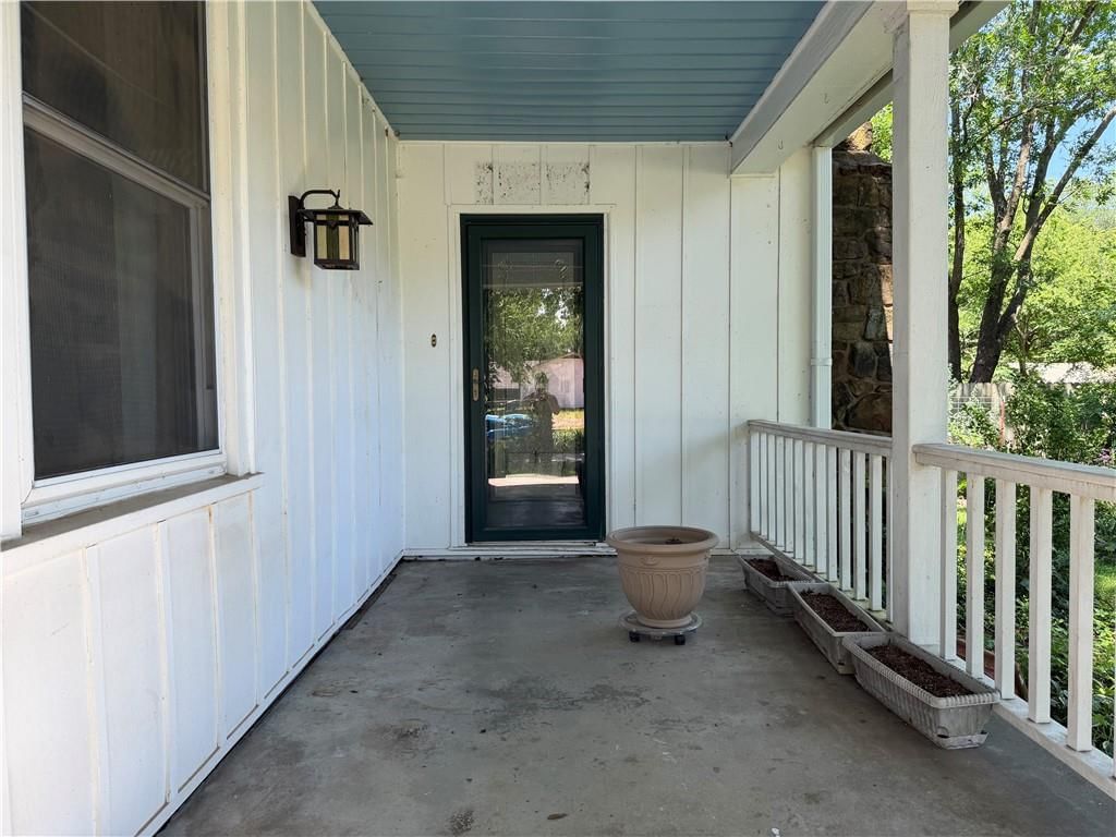 402 S Spring Street — photo 14