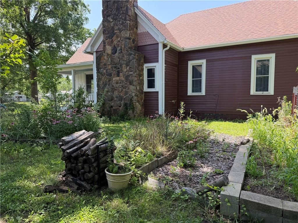 402 S Spring Street — photo 3