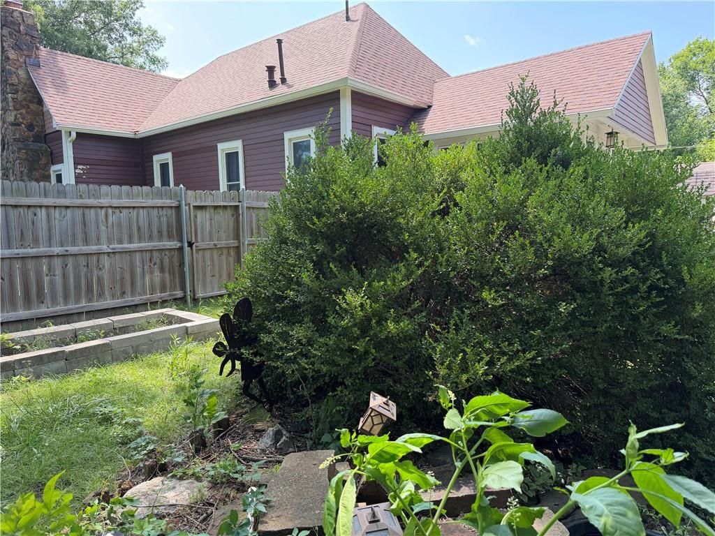 402 S Spring Street — photo 9