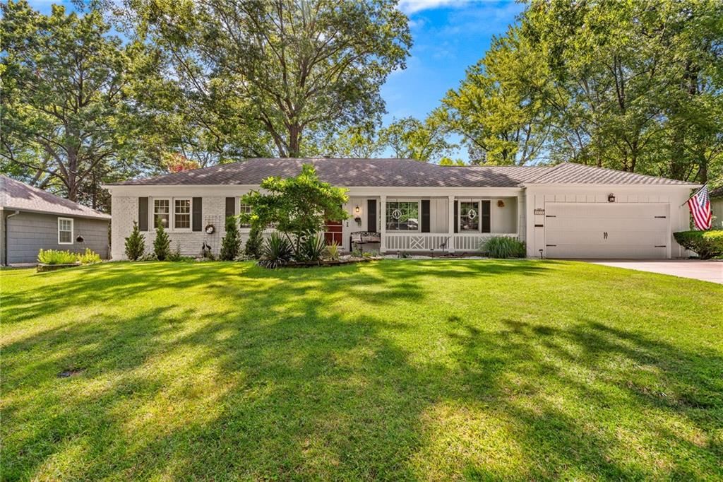 9416 Wenonga Road, Leawood, KS