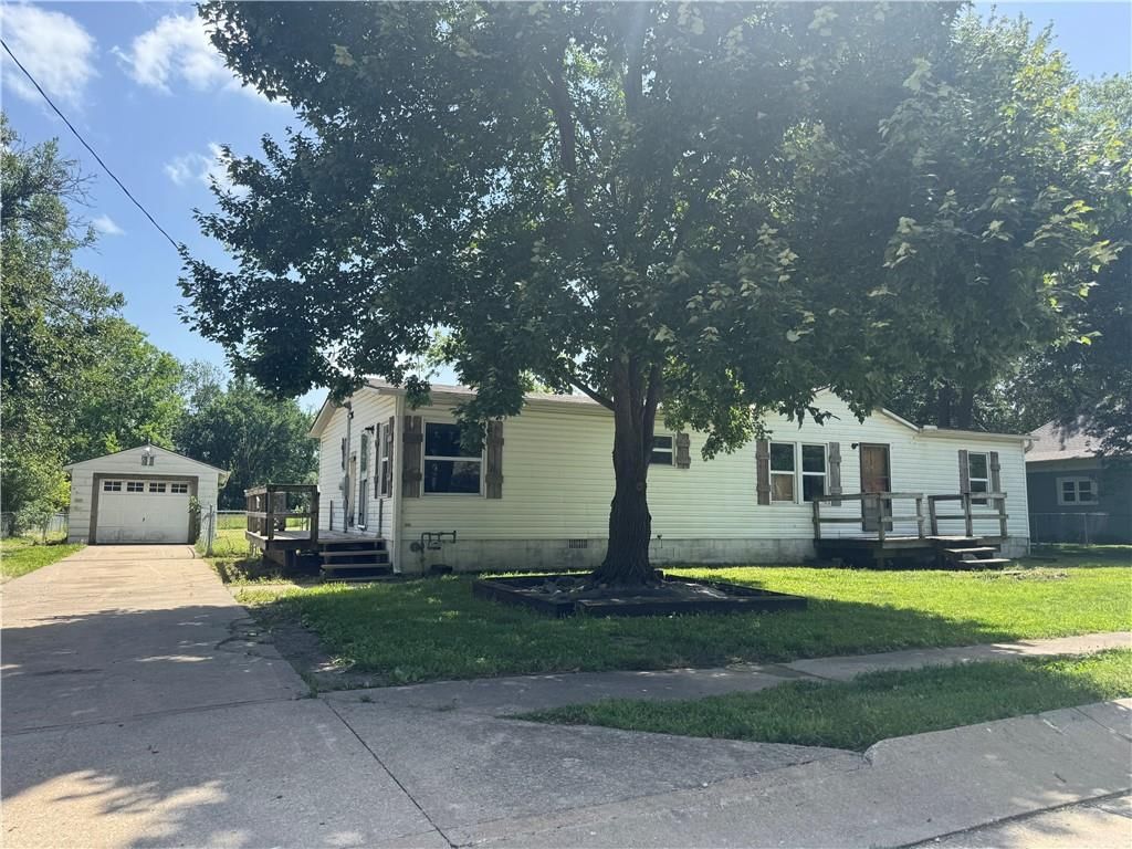 107 W 1st Street, Garden City, MO