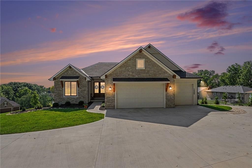 10200 River Hills Drive, Parkville, MO