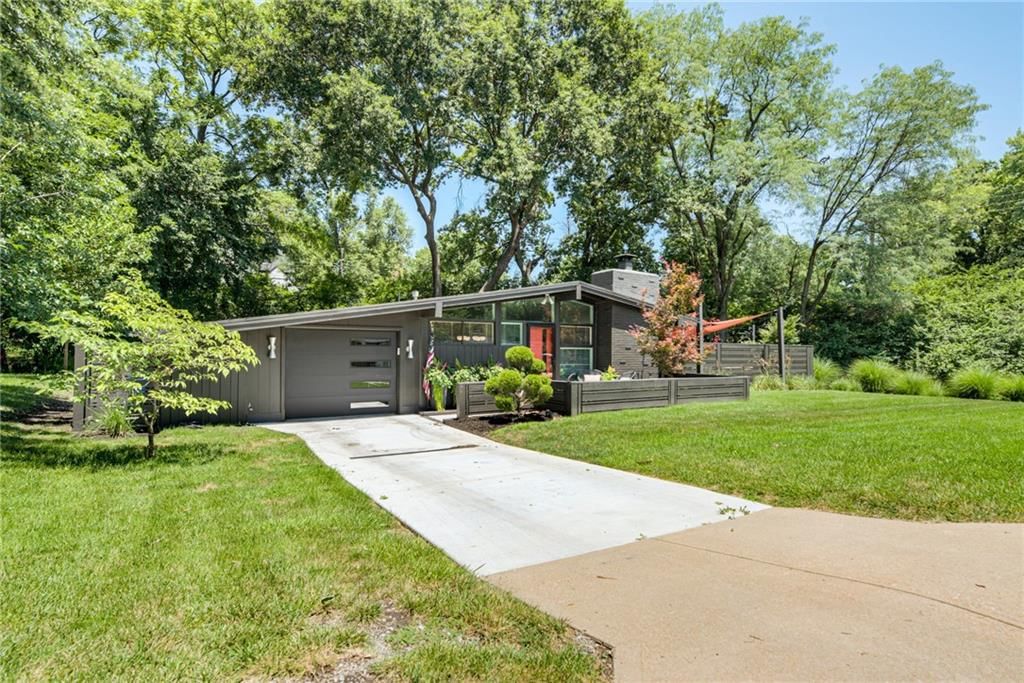 2204 W 71 Terrace, Prairie Village, KS