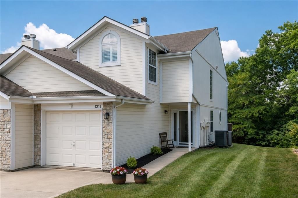 1219 NW Hidden Ridge Circle, Blue Springs, MO
