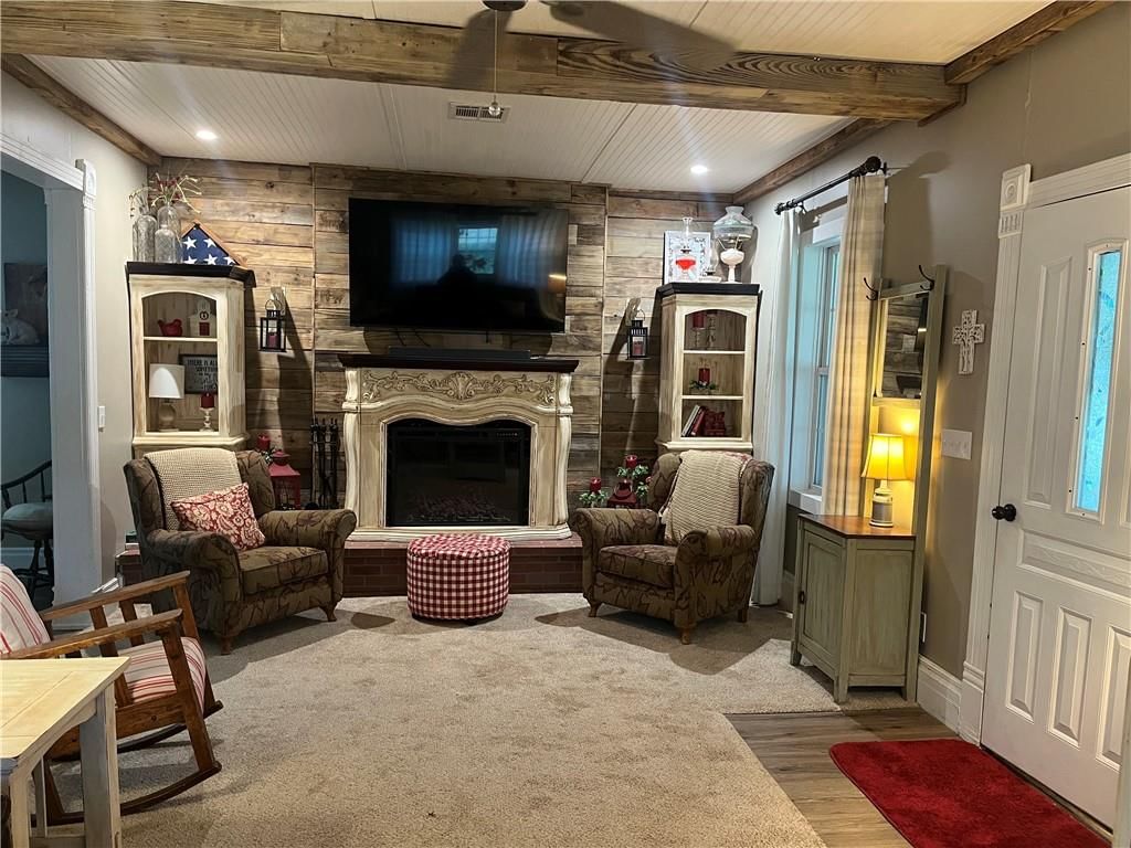 212 S Elm Street — photo 1