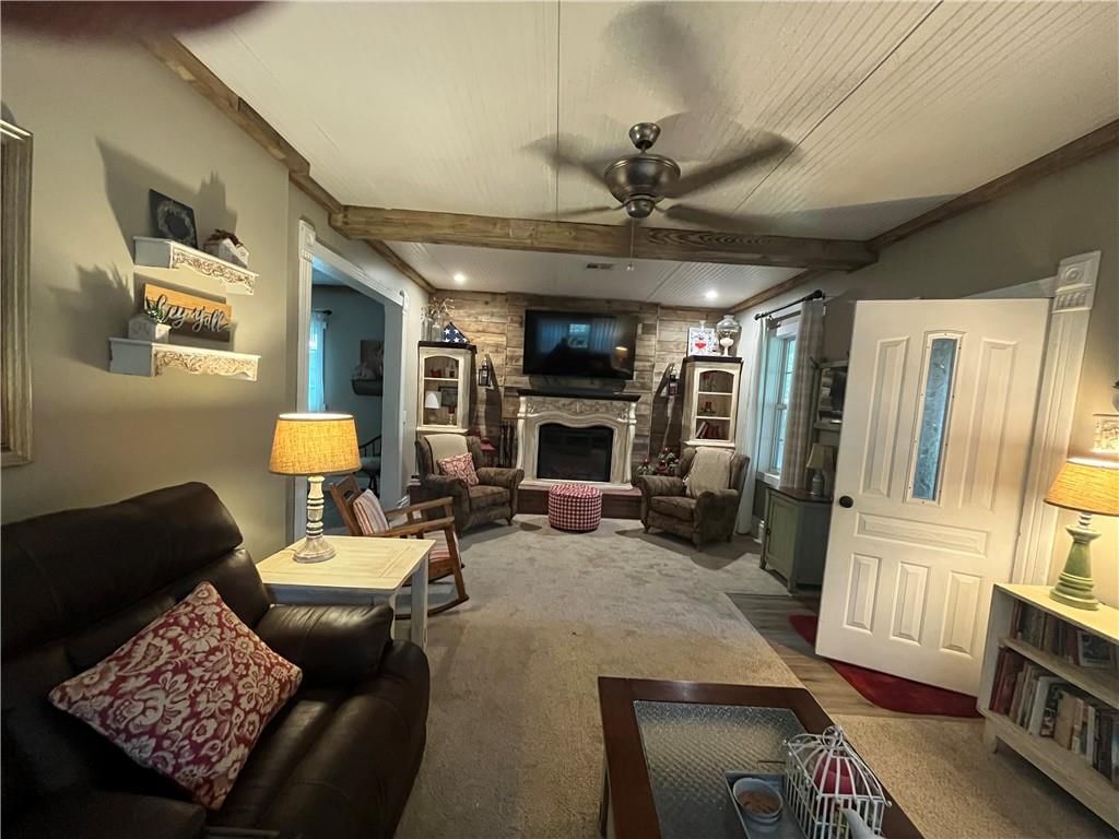 212 S Elm Street — photo 3