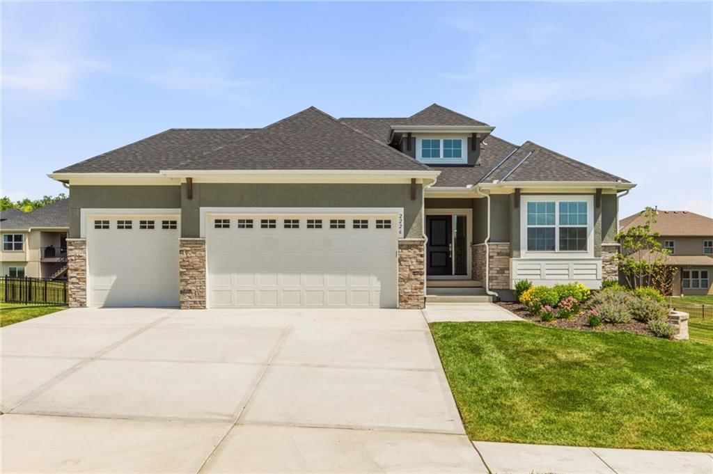 2226 SW Heartland Court, Lee's Summit, MO