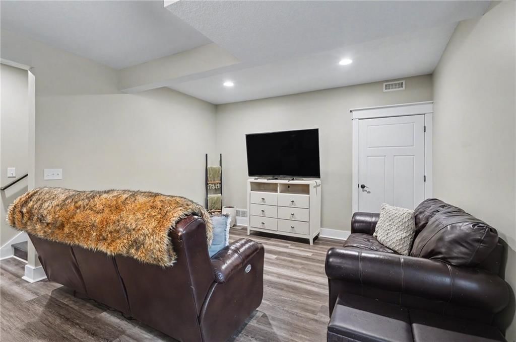 403 Baker Street — photo 28
