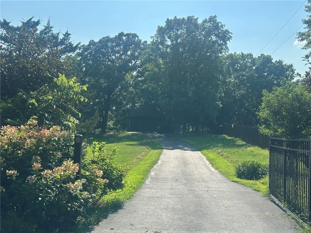 9000 Oak Country Lane, De Soto, KS