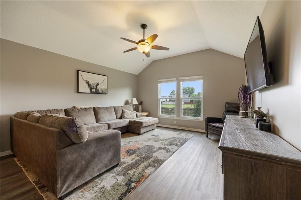 1045 E PUMPKIN RIDGE Street — photo 4
