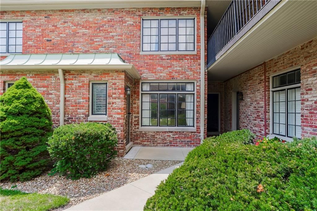 8363 Somerset Drive, Prairie Village, KS