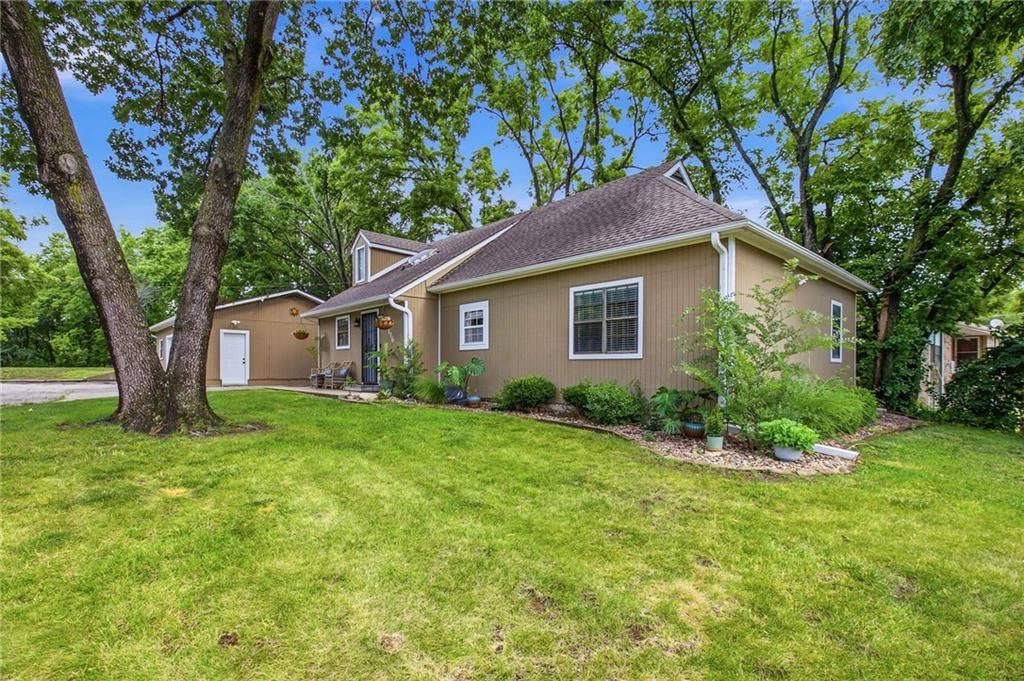 7116 WOODSON Road — photo 4