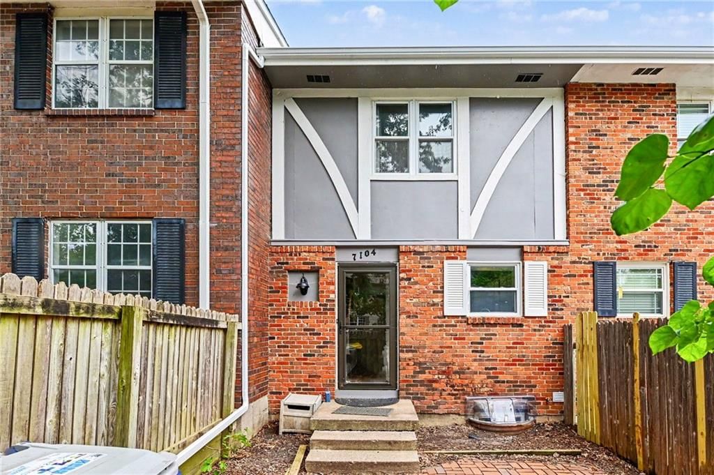7104 NW Chapel Woods Lane, Kansas City, MO