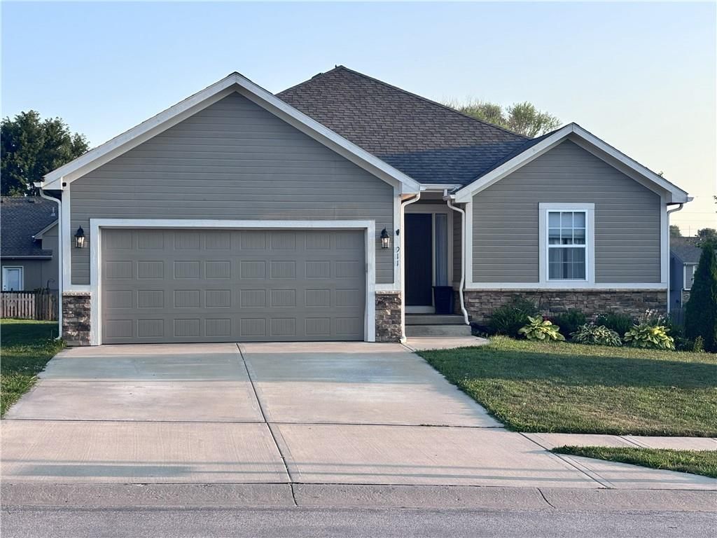 911 W 8th Avenue, Kearney, MO