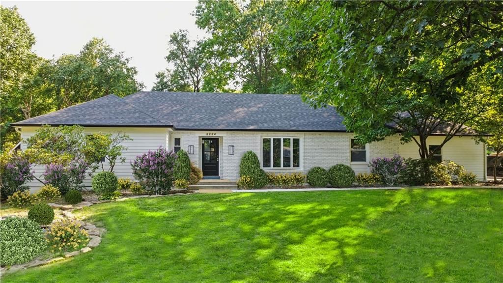 8224 Linden Drive, Prairie Village, KS