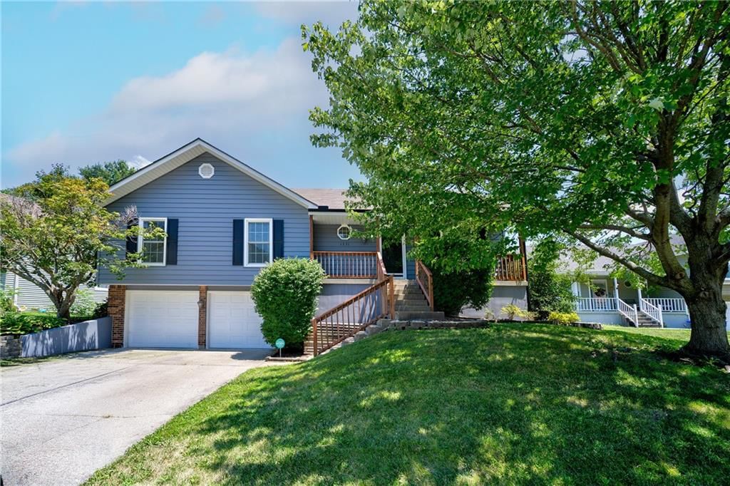 1231 NE DEERBROOK Circle, Lee's Summit, MO