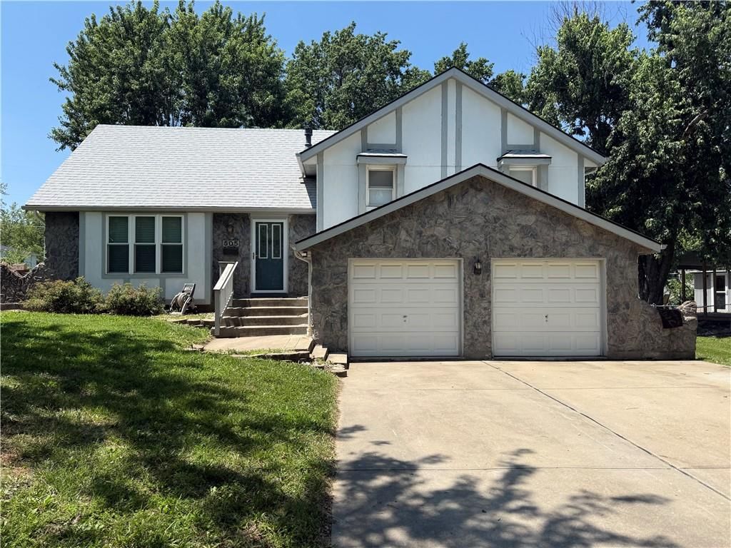 505 S Ridge Drive, Olathe, KS