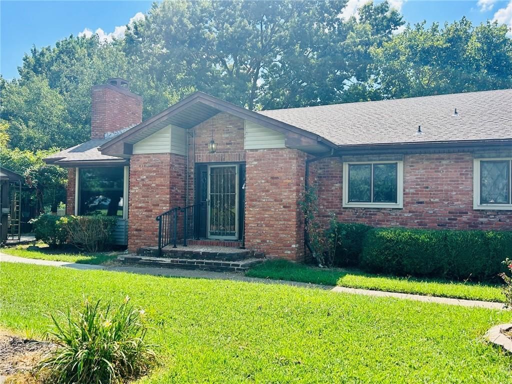 108 Crestview Drive — photo 1