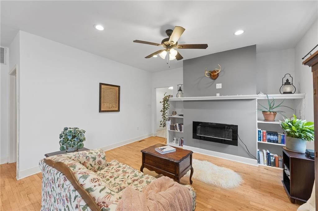 534 E 2nd Avenue — photo 8
