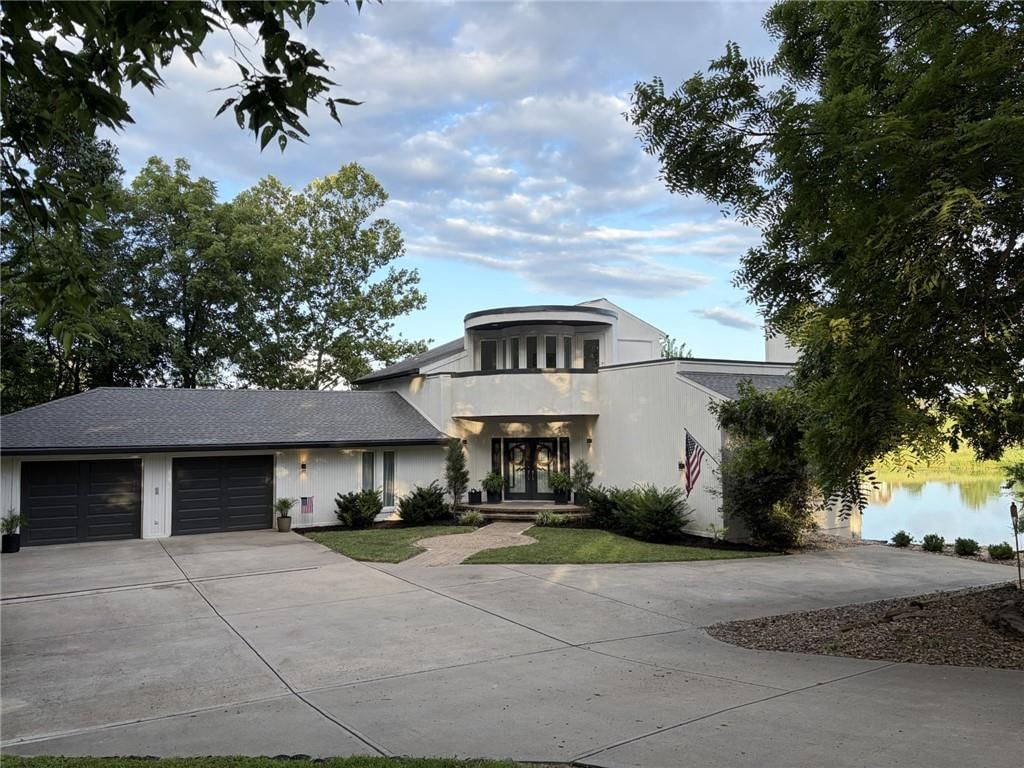 15404 Lake Point Drive, Bonner Springs, KS