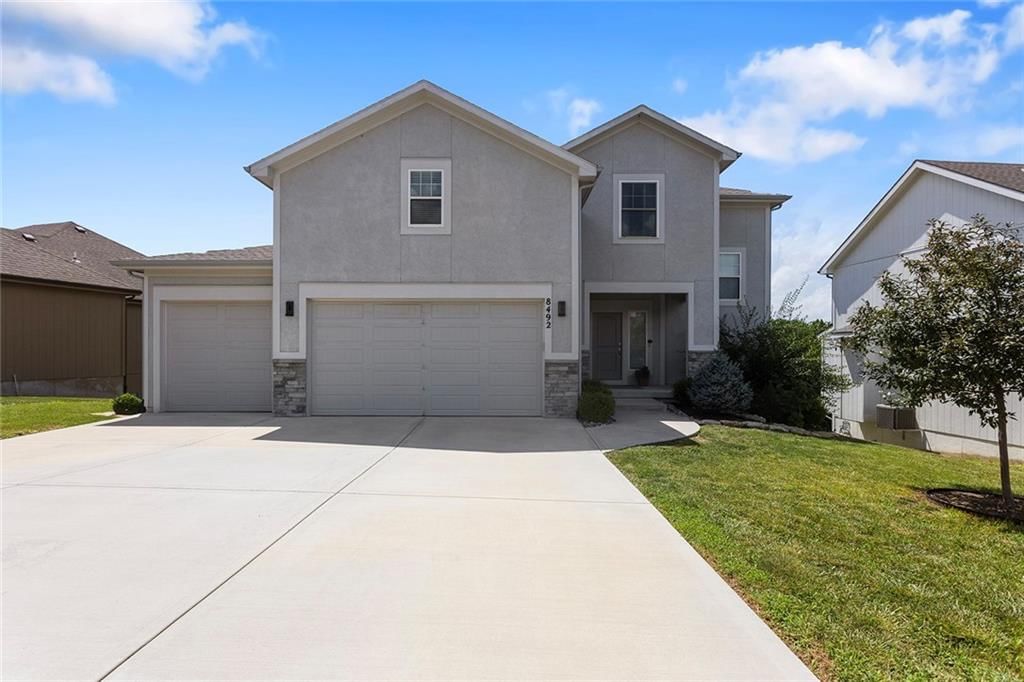 8492 Valley Spring Drive, De Soto, KS