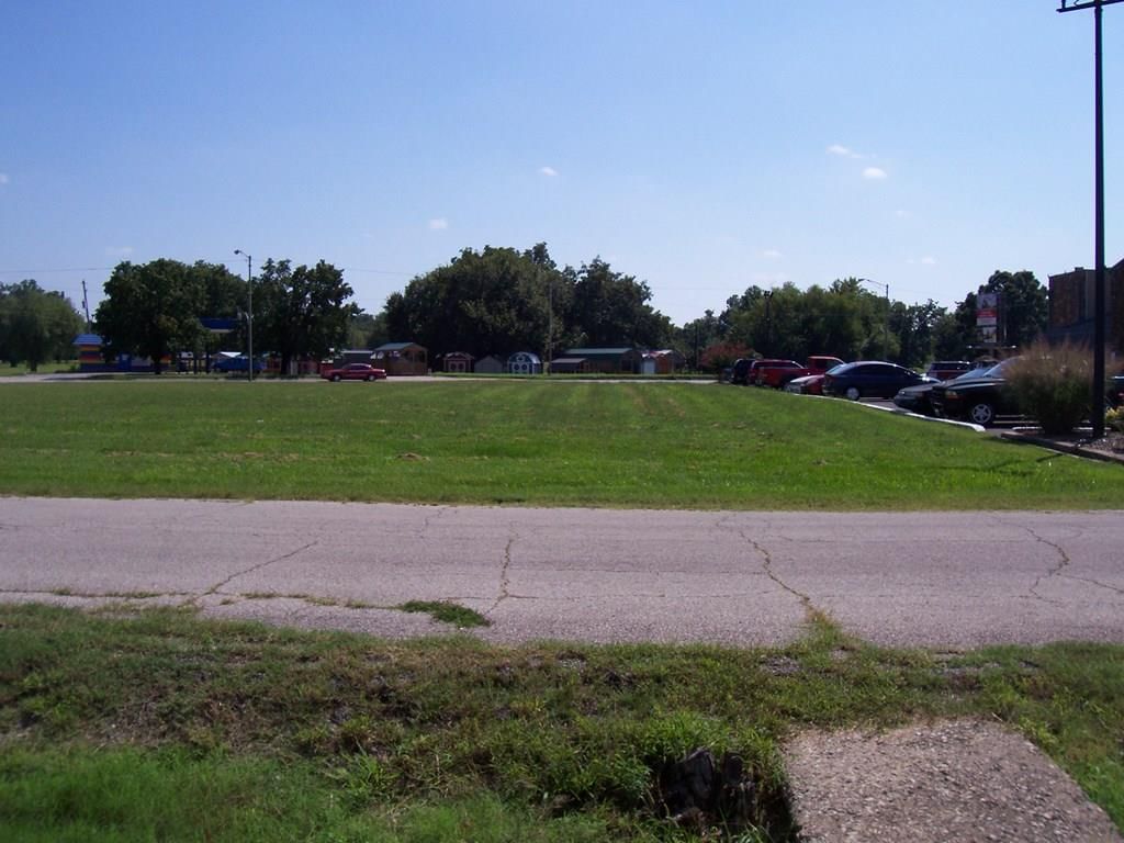 1002 S Sunflower N/A — photo 5