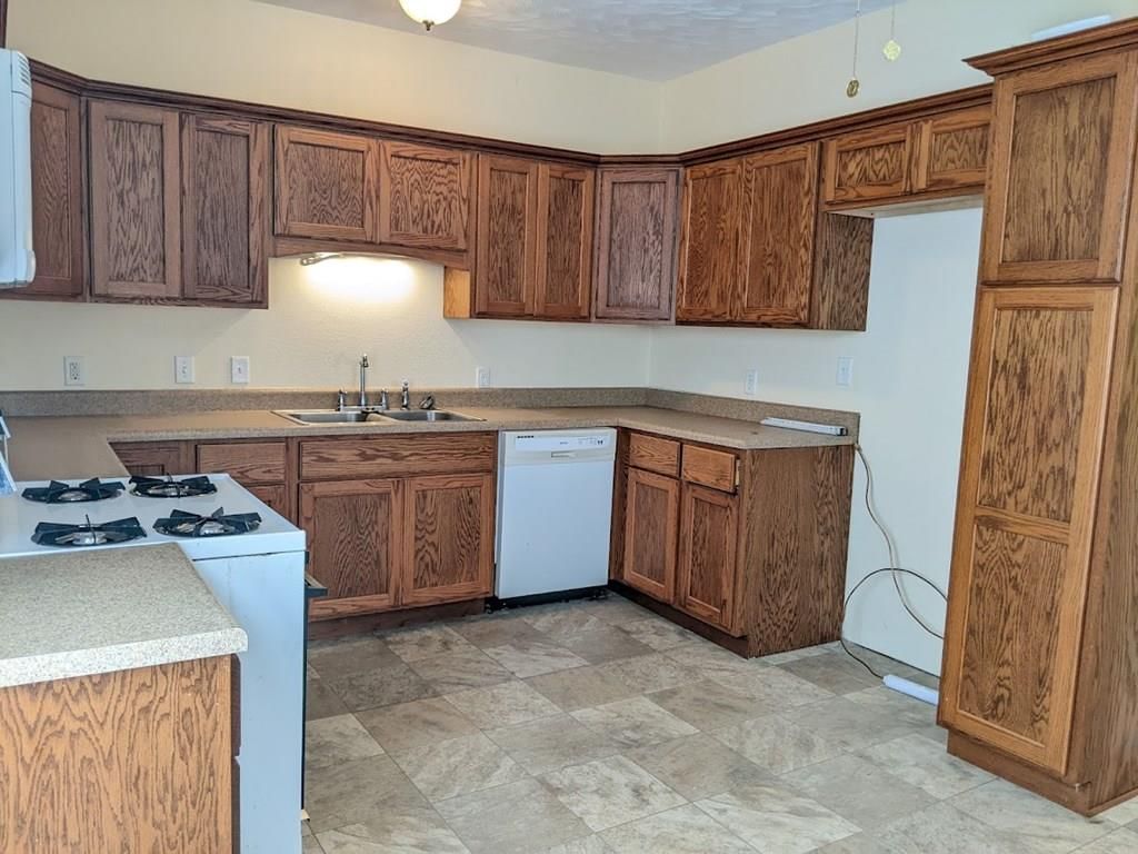 311 W 3rd Street — photo 28