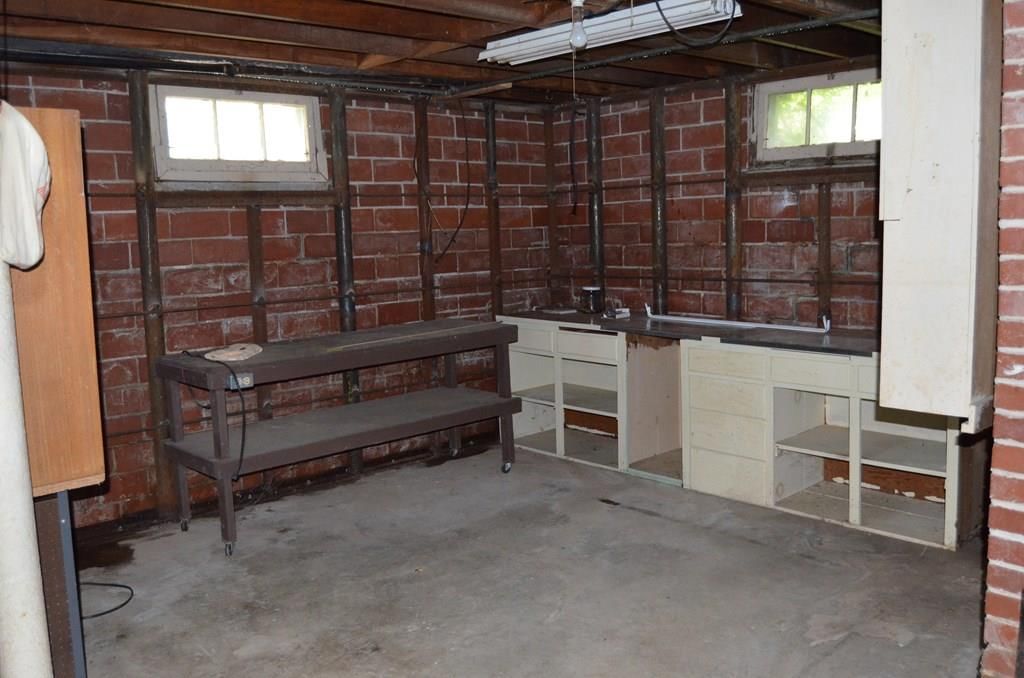 103 S Larson N/A — photo 36