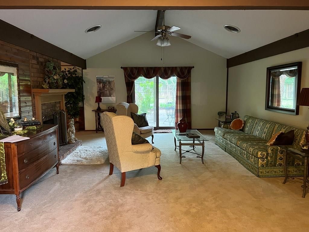 2513 Country Club Circle — photo 2