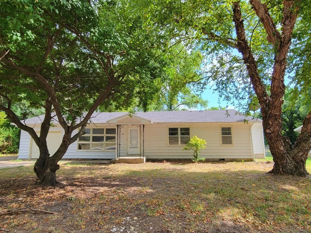 221 Taylor Road — photo 2