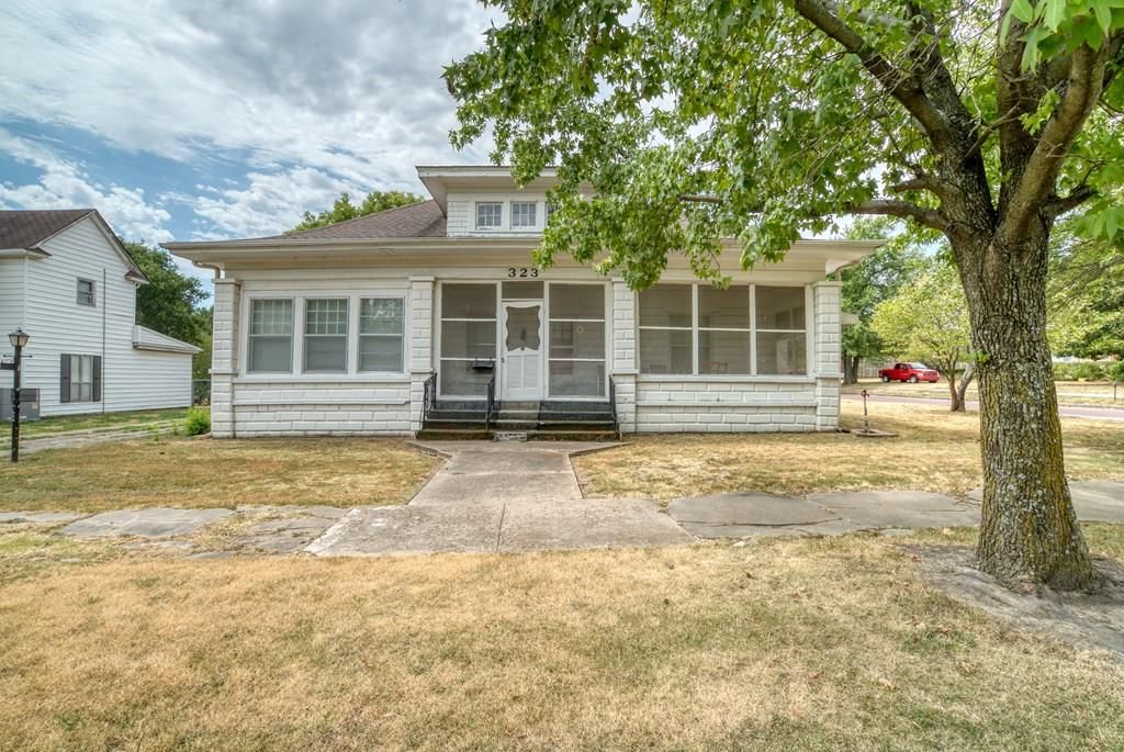 323 W Davis Drive — photo 2
