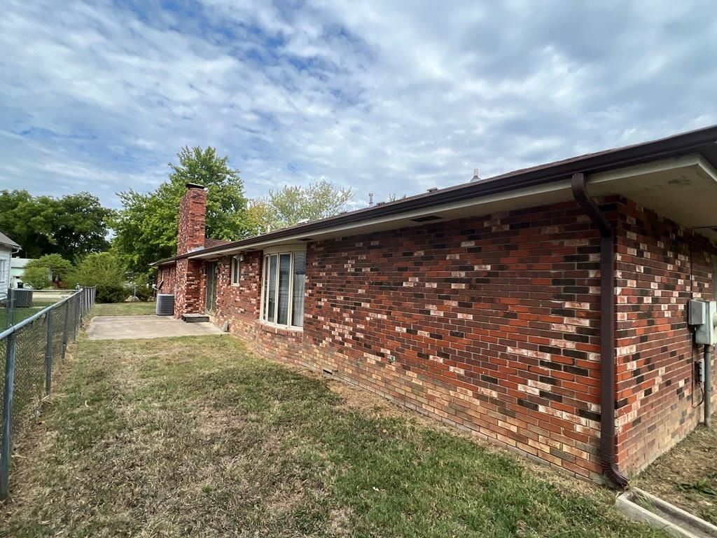 617 W Locust N/A — photo 32