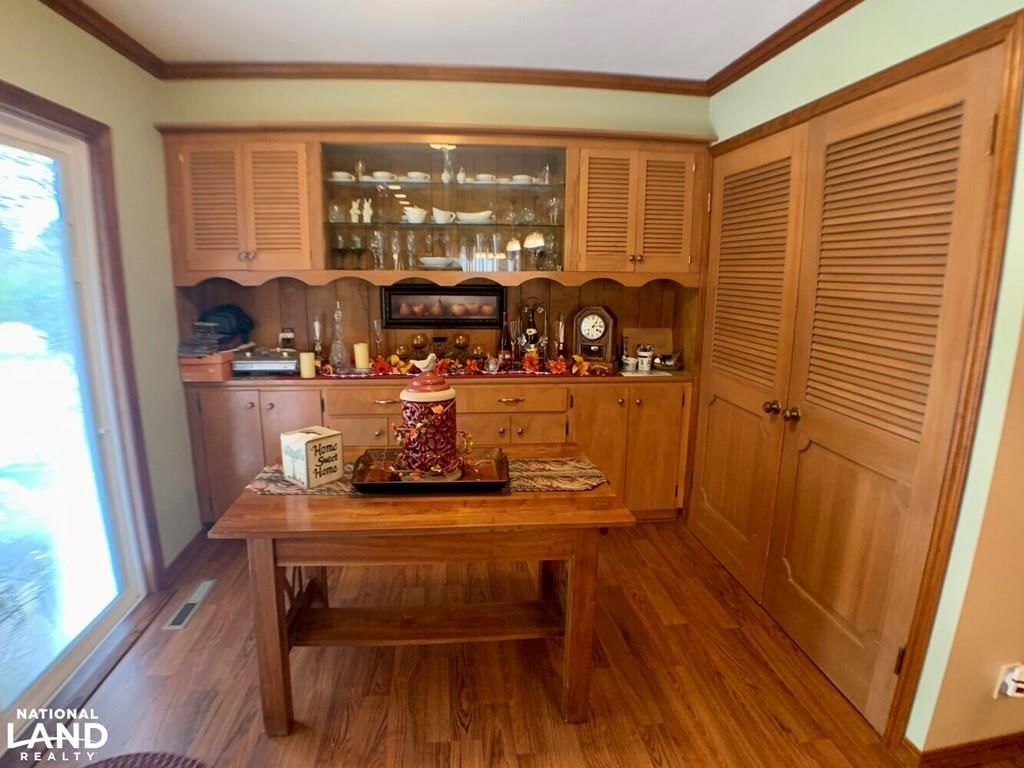 1002 Larson N/A — photo 17