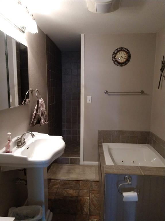 606 S State N/A — photo 22