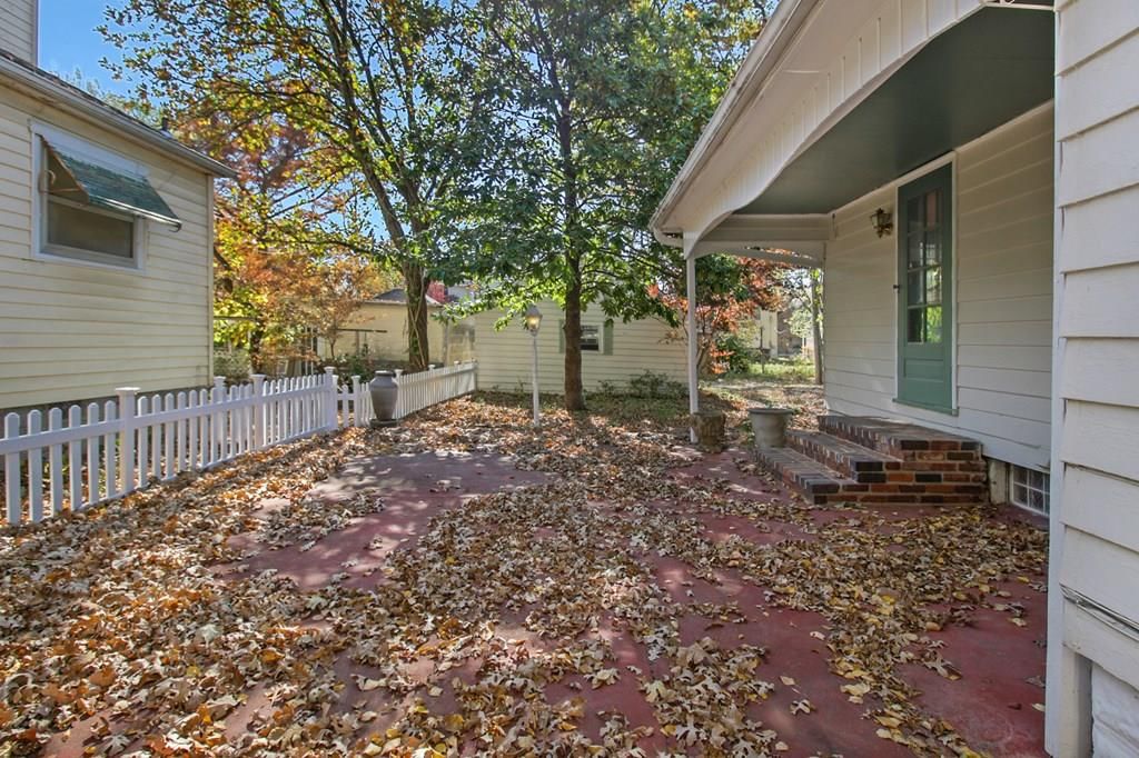 1504 Broadway Avenue — photo 32