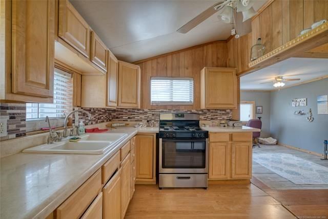 222 W Seneca Avenue — photo 9