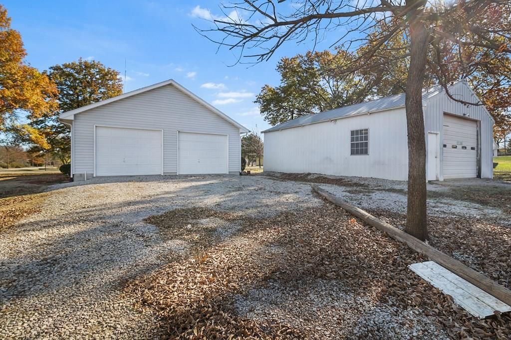 609 W Summit Street — photo 34