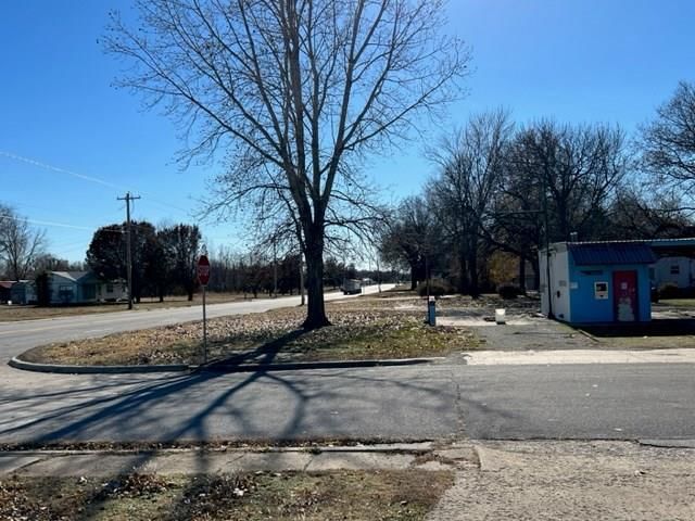 2302 S Walnut Street — photo 9