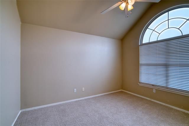 433 NE Katherine Avenue — photo 14