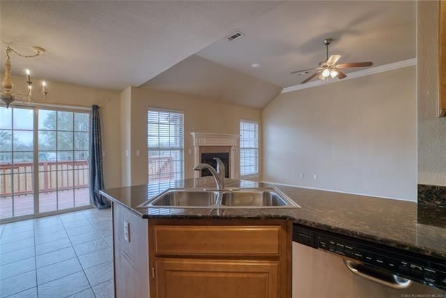 433 NE Katherine Avenue — photo 5