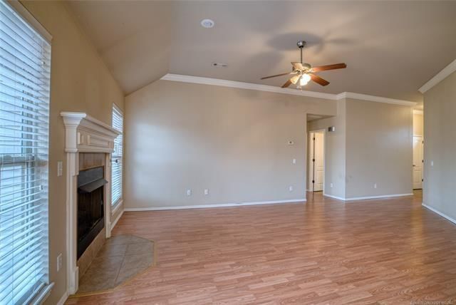 433 NE Katherine Avenue — photo 6