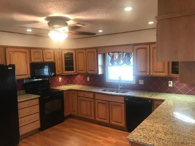405 Parkway Drive — photo 12