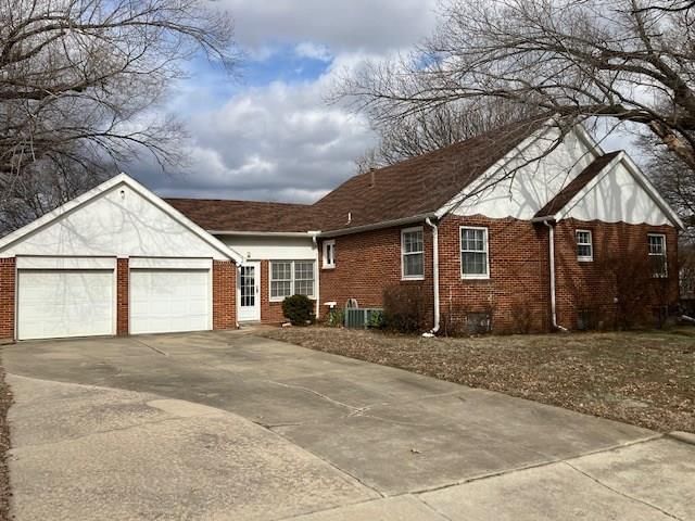 21 S Larson Avenue — photo 2