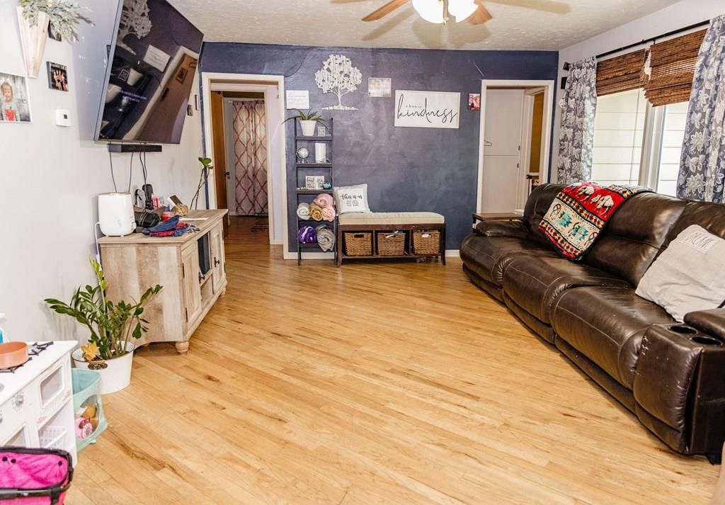 1023 N 18th Place — photo 3