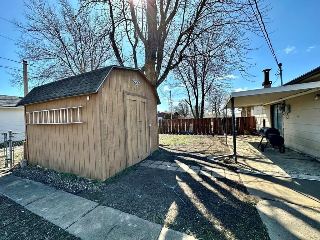 1016 W 10th Street — photo 44