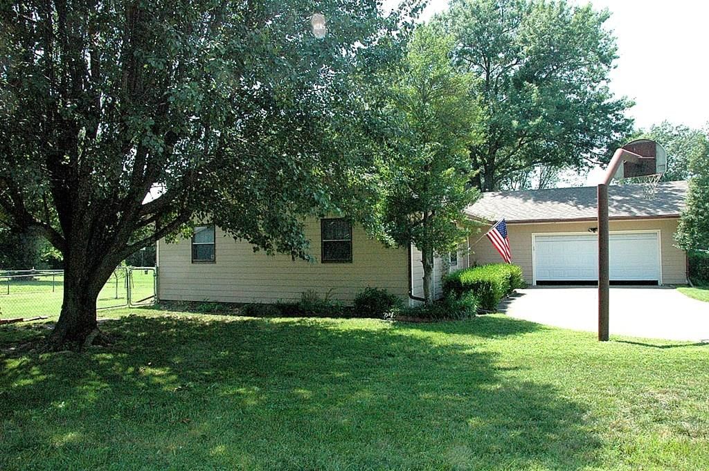 3210 Clark Avenue — photo 32
