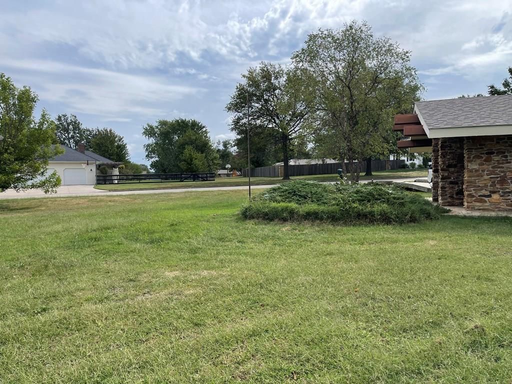 905 S Windsor Road — photo 10