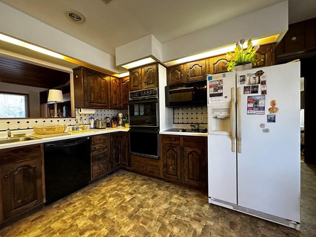 21235 Lakewood Lane — photo 9