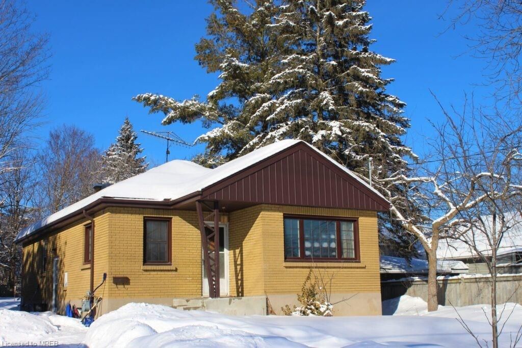 Single Family sold at 802 PARKHILL Road, Peterborough, Ontario, K9J 6P1 - north monaghan township - MLS: 40211748