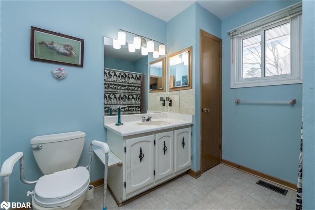 Single Family Residence sold at 12 Maplegate Street, Wyevale, ON, L0L 2T0 - Tiny - MLS: 40220153